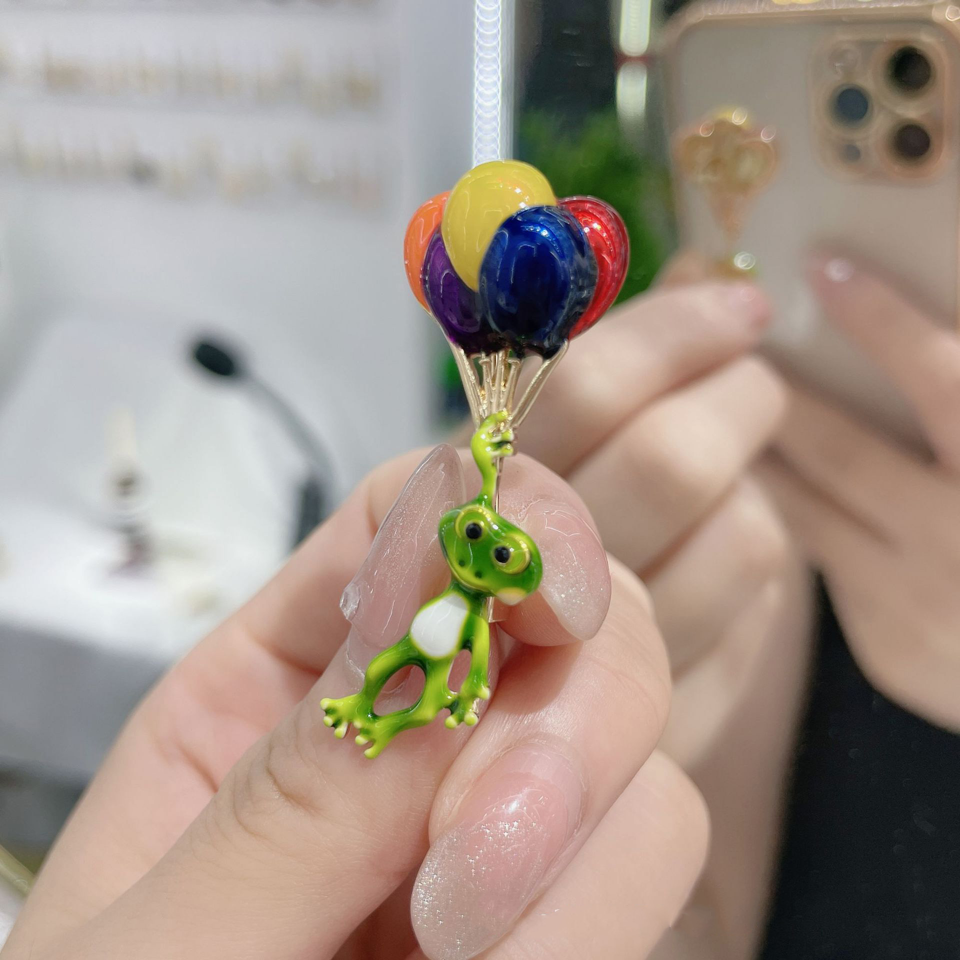 Vivid Frog Holding Colorful Ba - Embroidery Bali 评论和价格